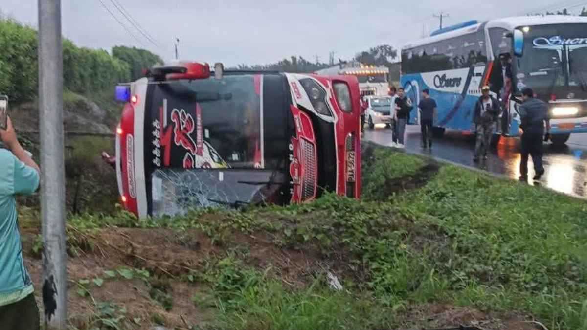 تدهور حافلة في الإكوادور يخلف 22 ضحية (فيديو)