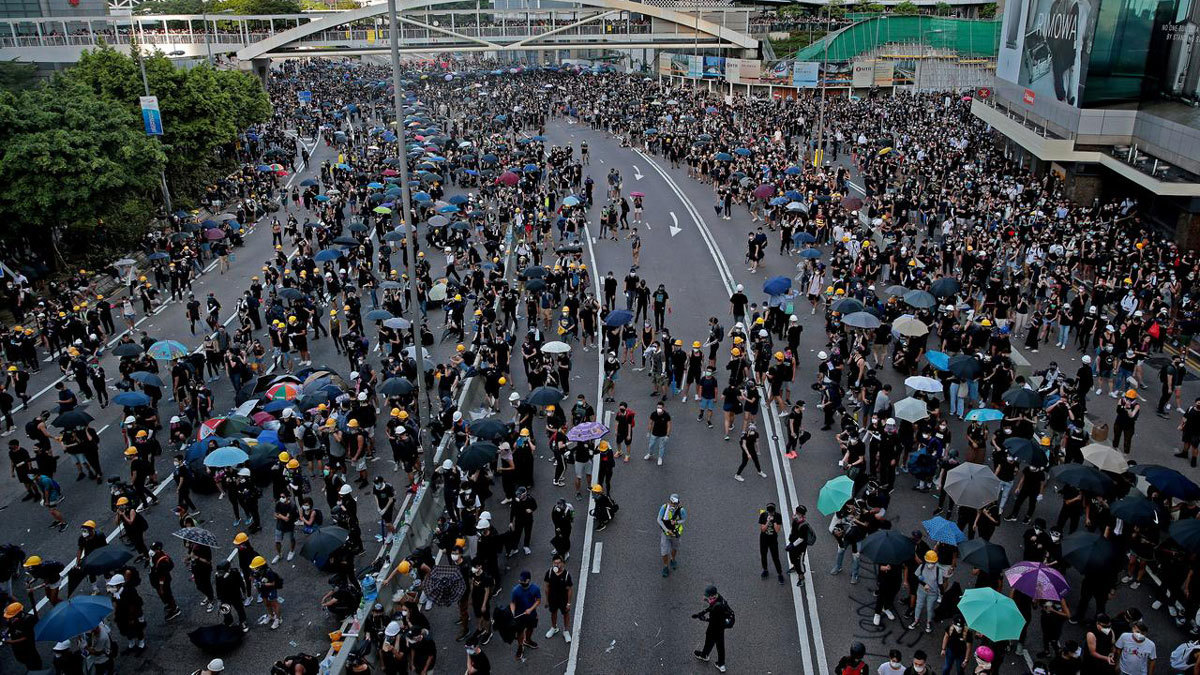 حكومة هونغ كونغ لا تستبعد تدخل الجيش الصيني لإخماد الاحتجاجات
