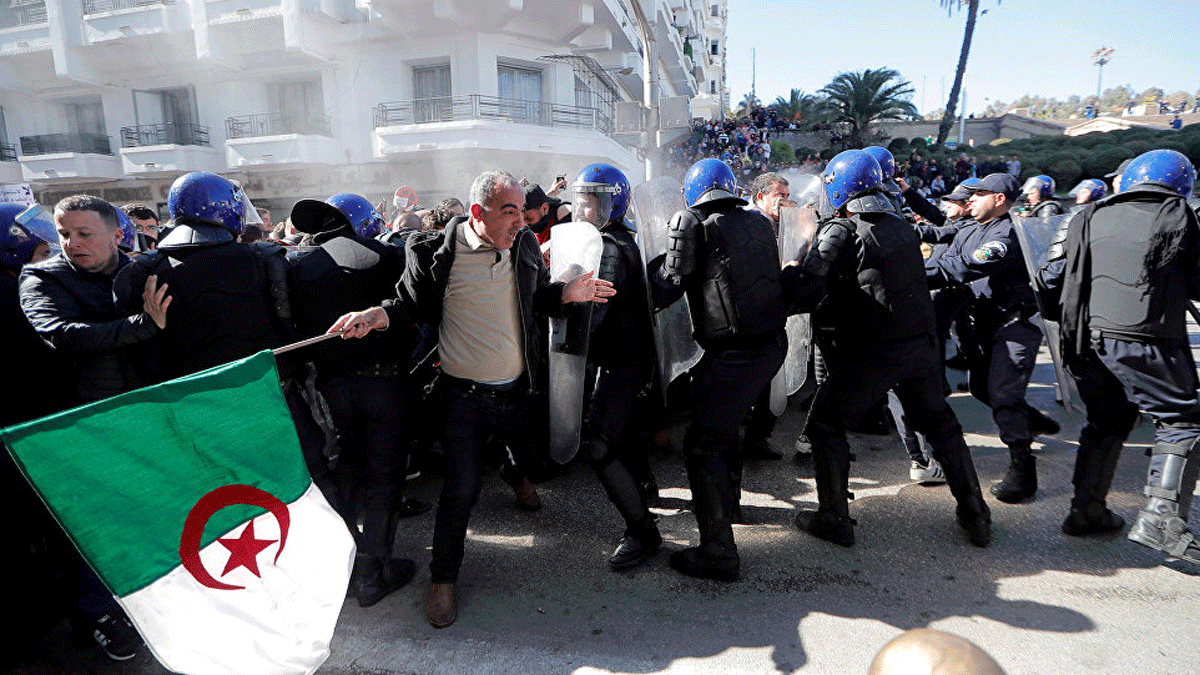 انسحاب الشرطة الجزائرية من مواجهة المحتجين في ثامن جُمع الحراك (فيديو)