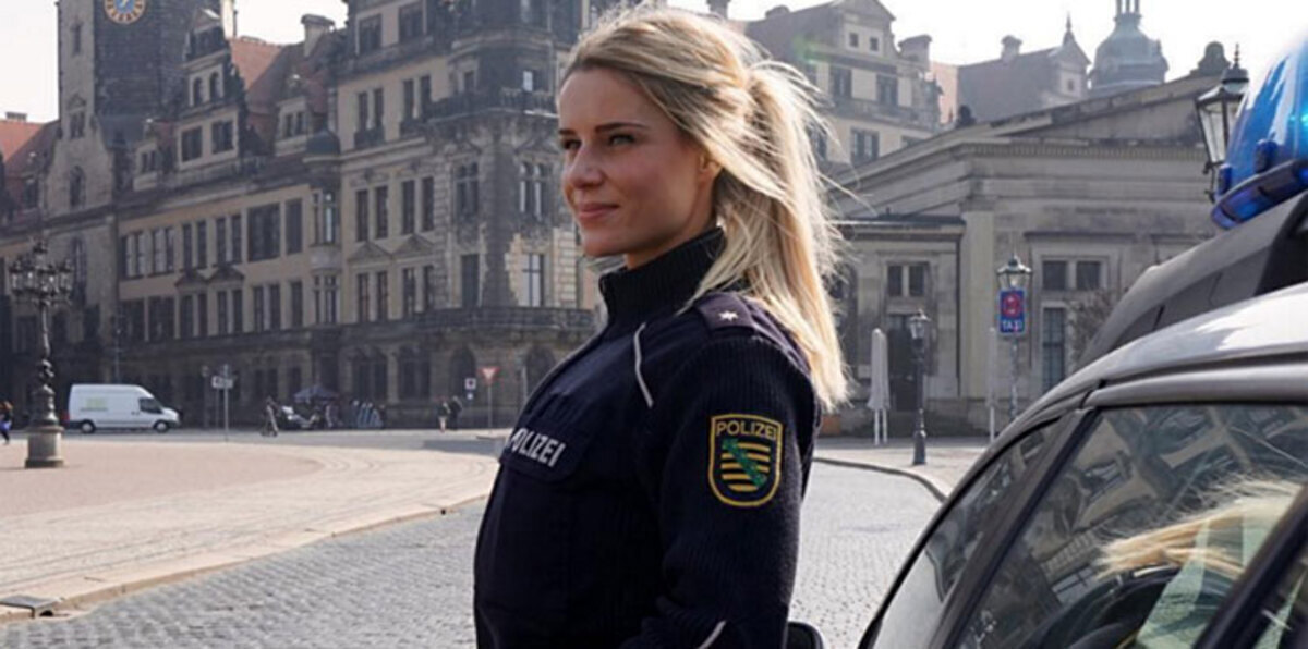 بالصور.. امرأة فائقة الجمال من الشرطة الألمانية تستعرض جسدها الحديدي