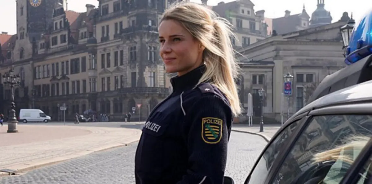 بالصور.. امرأة فائقة الجمال من الشرطة الألمانية تستعرض جسدها الحديدي