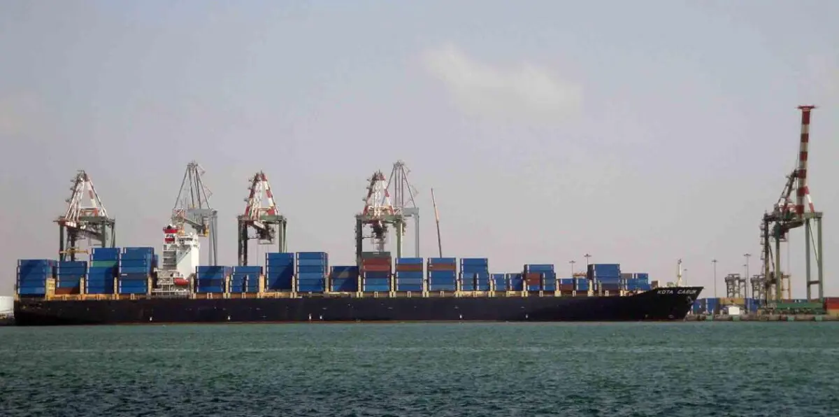 ما الذي سيجنيه ميناء عدن من تحرير سوق المشتقات النفطية؟