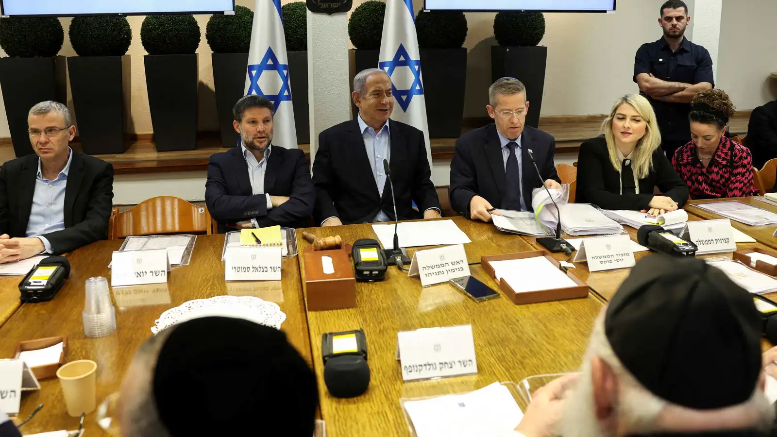 رئيس الوزراء نتنياهو يتحدث خلال اجتماع لمجلس الوزراء.