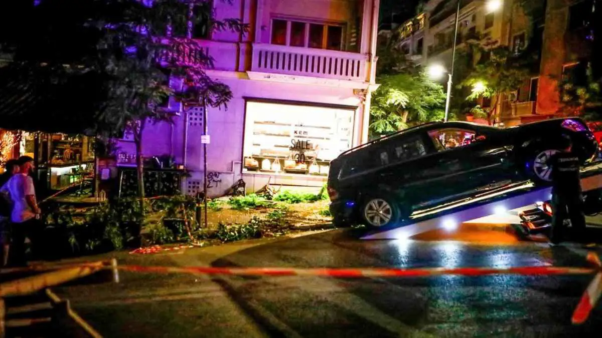 بسبب "إهمال بسيط".. سيارة تقتحم مطعماً في أثينا وتصيب 12 شخصاً