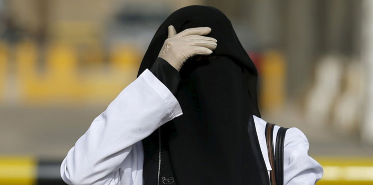 سيدة خليجية تقدمت بدعوى طلاق.. فابتزها زوجها بهذه الطريقة