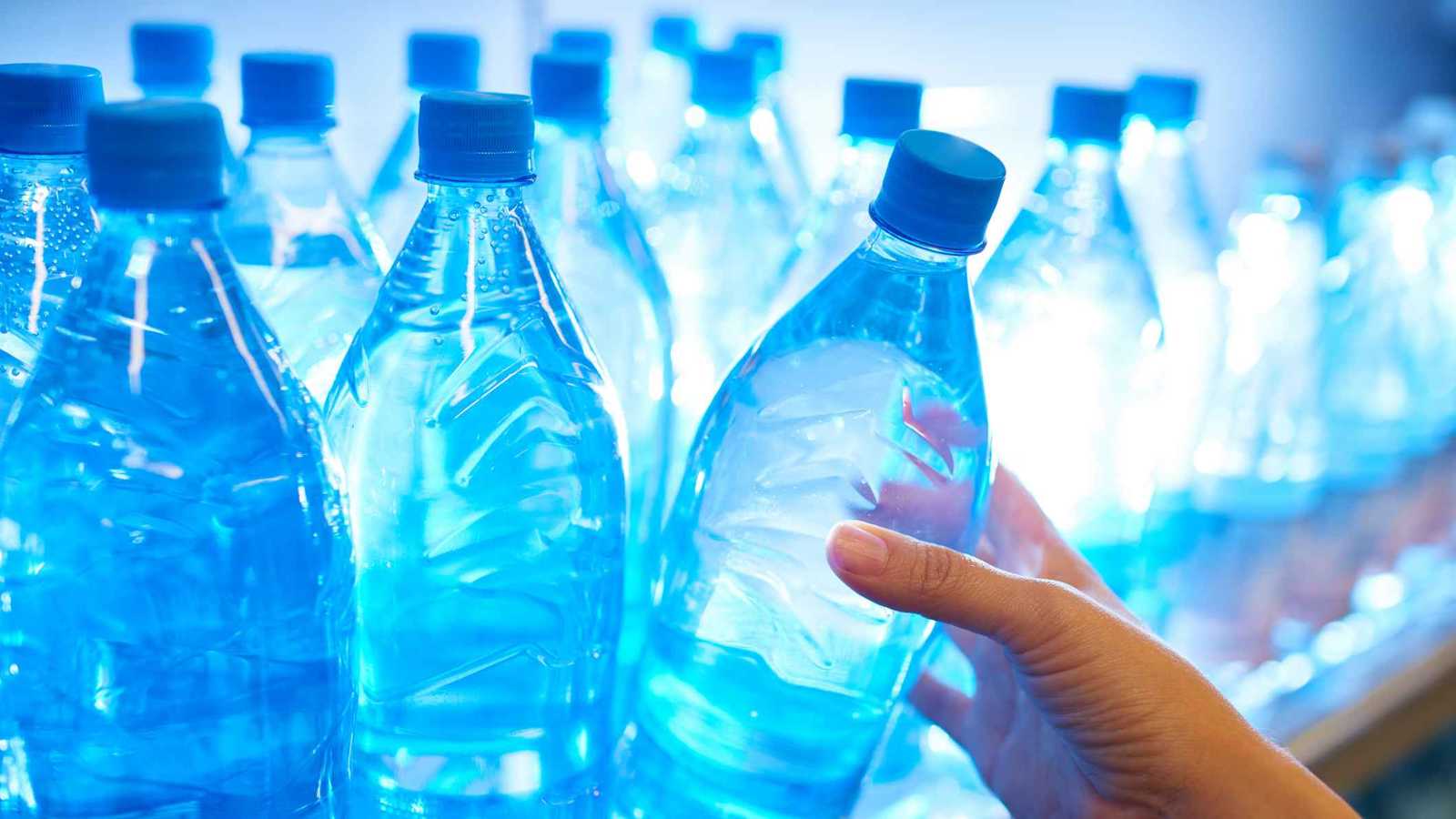 مياه الصنبور أم المعبأة.. أيهما أكثر أمانا لصحتك؟