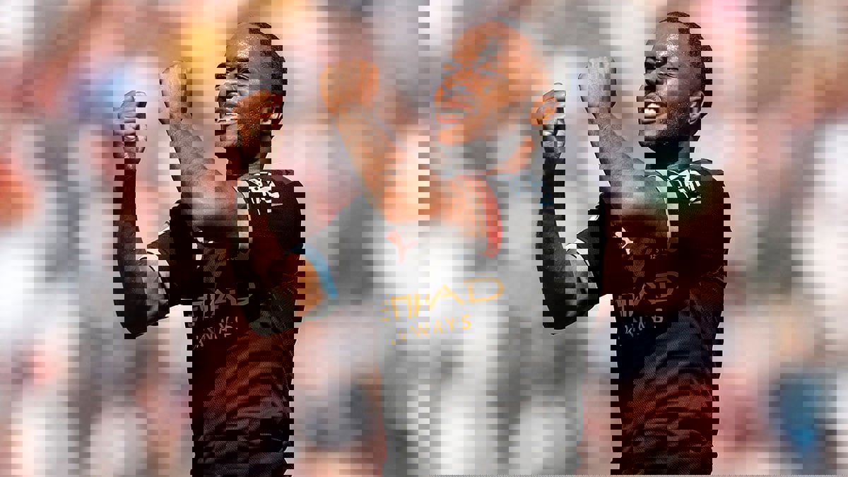 غوارديولا يساند سترلينغ "الاستثنائي" للتألق هذا الموسم مع مانشستر سيتي