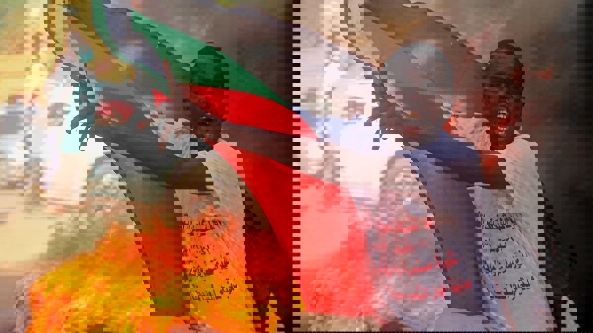 السودان 2021.. حل الحكومة وفض شراكة العسكر والمدنيين وتدهور العملة