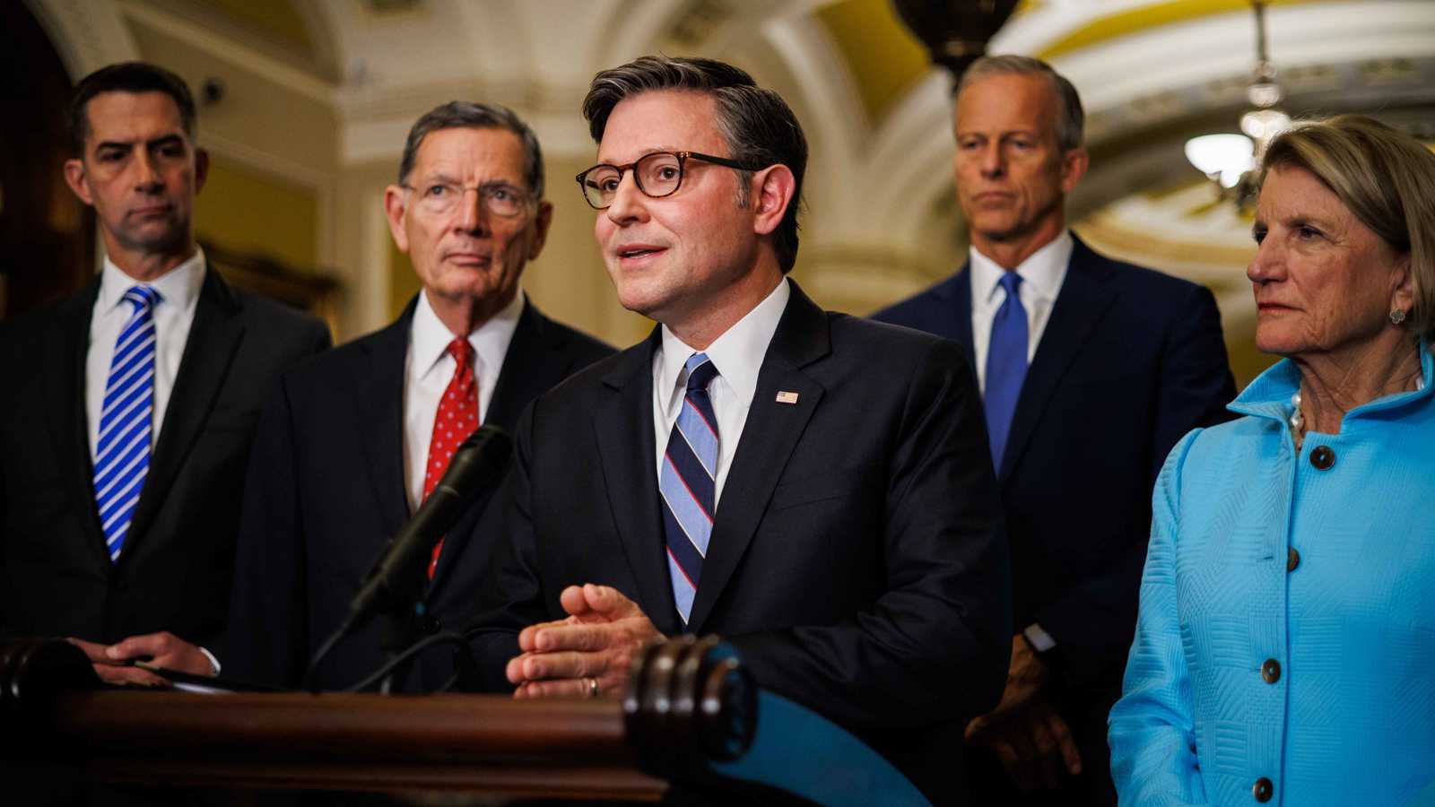 ملفات إبستين.. رئيس "النواب الأمريكي" يلوح بسحب "سلاح" الديمقراطيين