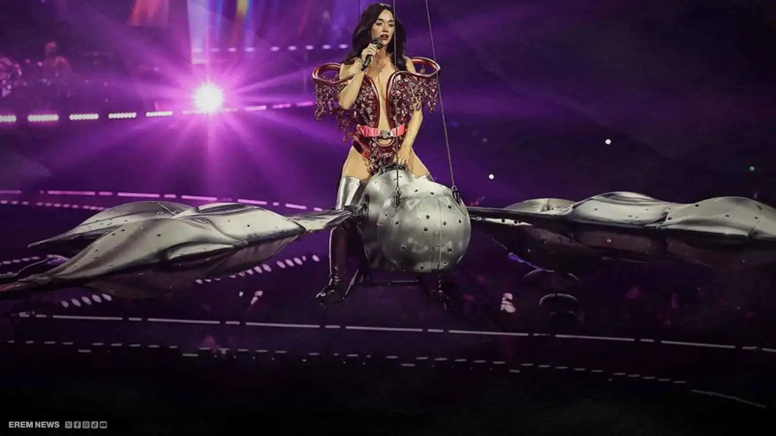 حلّقت فوق الجمهور.. كاتي بيري تواجه لحظة انزلاق مرعبة