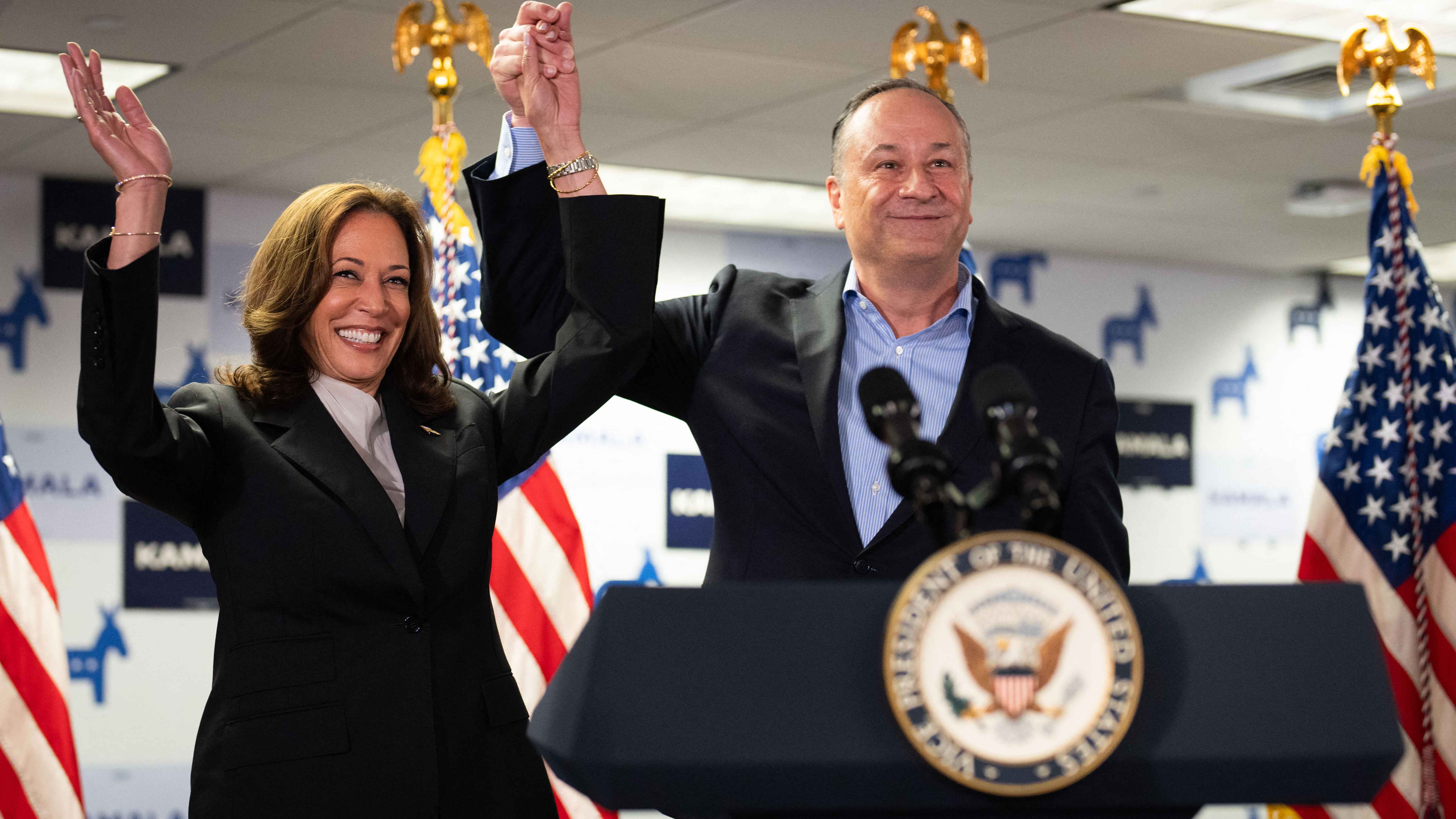 كشف المستور.. زوج هاريس يقر بخيانة زوجته الأولى