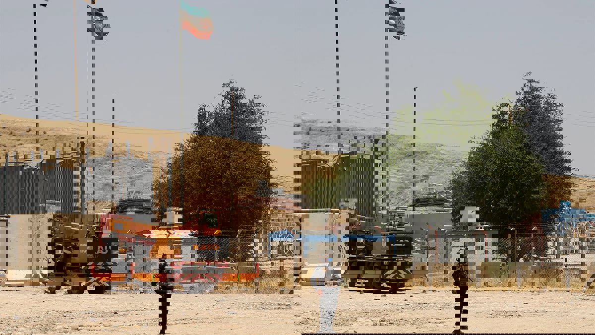 إيران تغلق حدودها مع العراق وتوقف رحلات الطيران