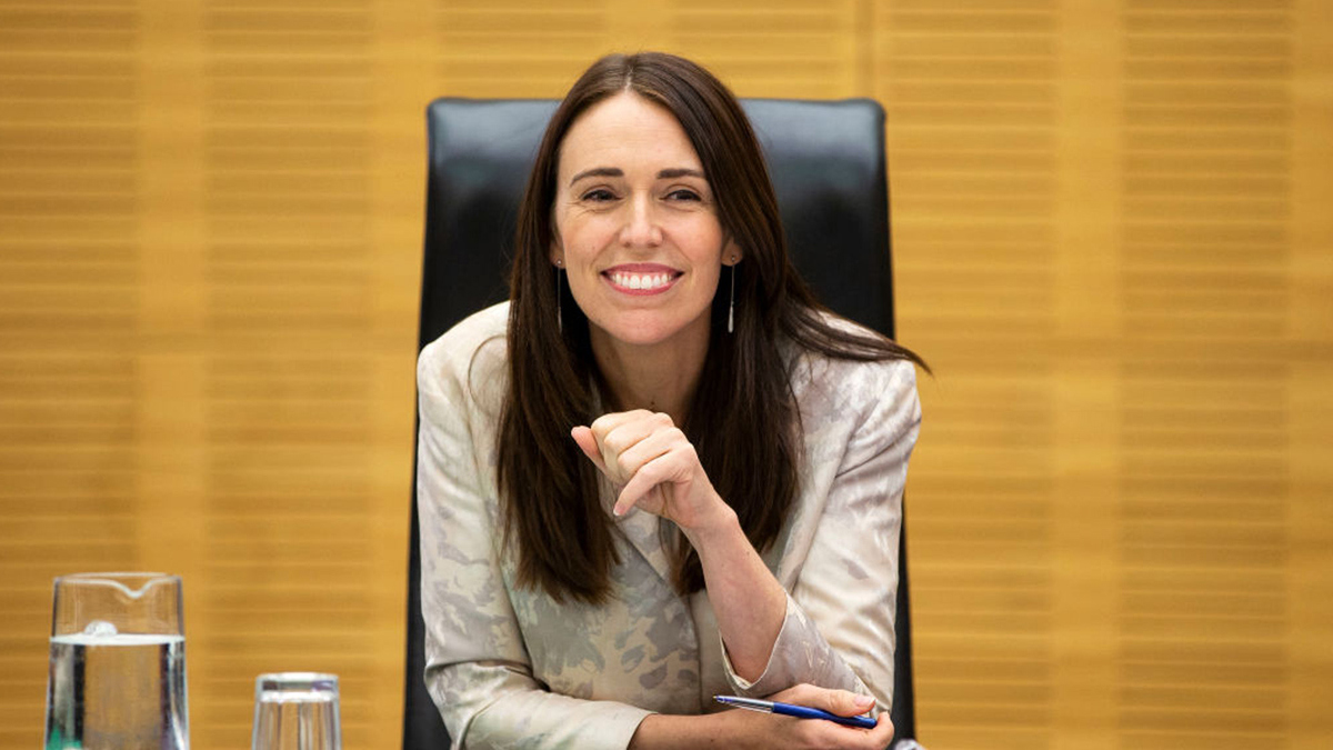 رئيسة وزراء نيوزيلندا تواصل مقابلة تلفزيونية لحظة وقوع الزلزال (فيديو)