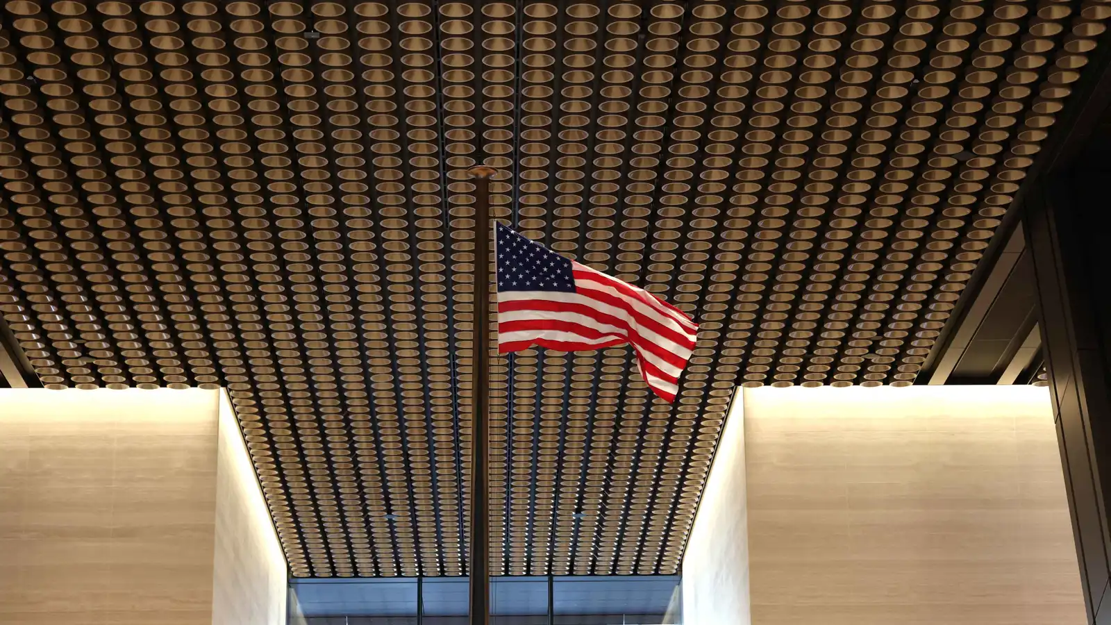 إجلاء موظفي السفارة الأمريكية وأفراد أُسَرهم في بيروت