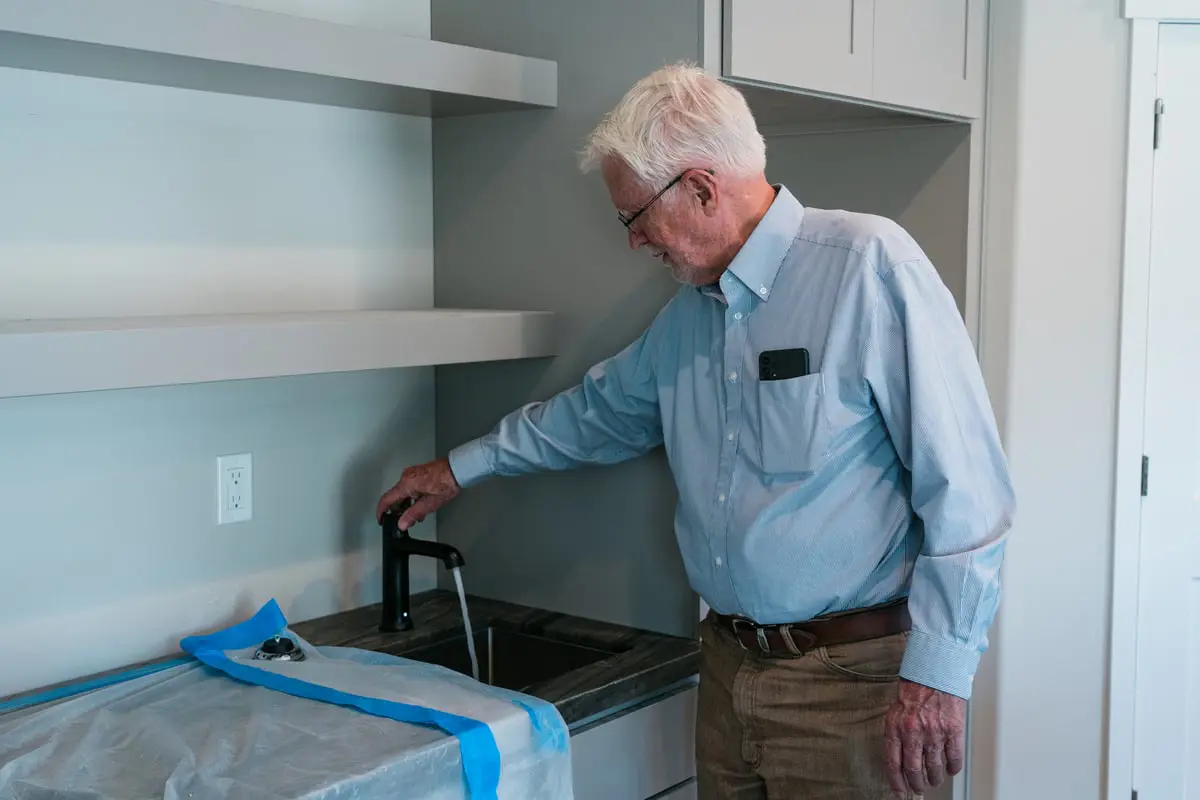 طريقة منزلية تقلل التلوث بجسيمات البلاستيك الدقيقة في مياه الصنبور