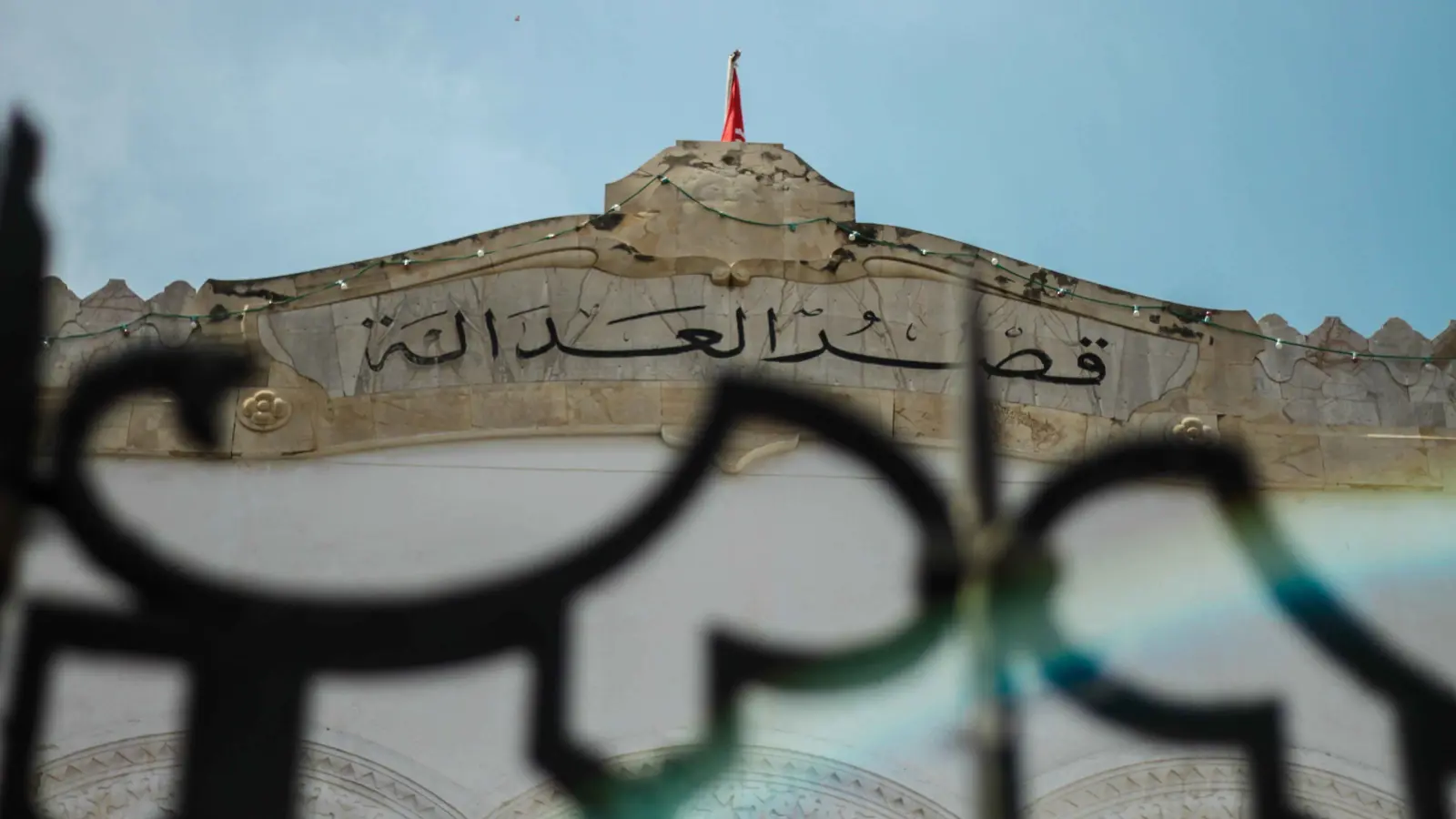 السلطات التونسية تلاحق صانعي المحتوى "الخادش"