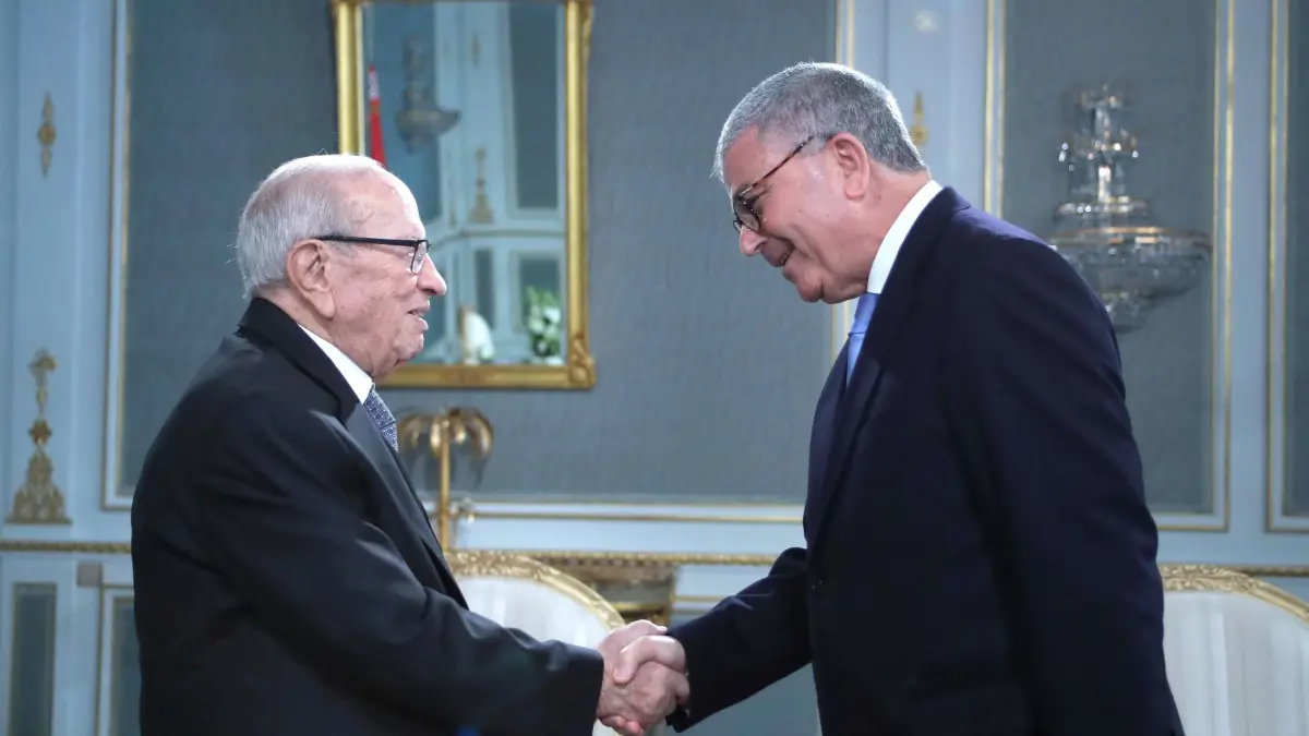 بعد وفاة السبسي.. دعوات لترشيح وزير الدفاع للرئاسة تثير الجدل في تونس