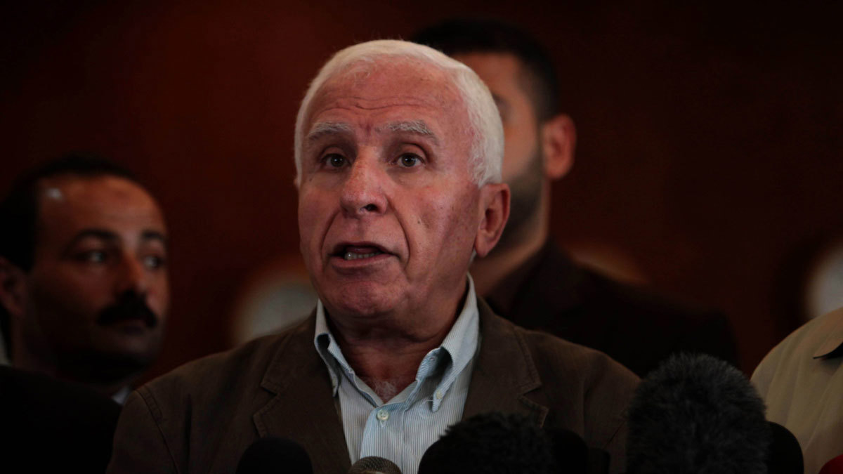 إصابة المسؤولين بمنظمة التحرير الفلسطينية عزام الأحمد وأحمد مجدلاني بكورونا