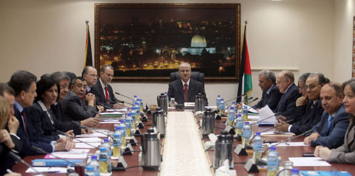 الحكومة الفلسطينية تهدد بمنع إدخال منتجات إسرائيلية للأسواق المحلية