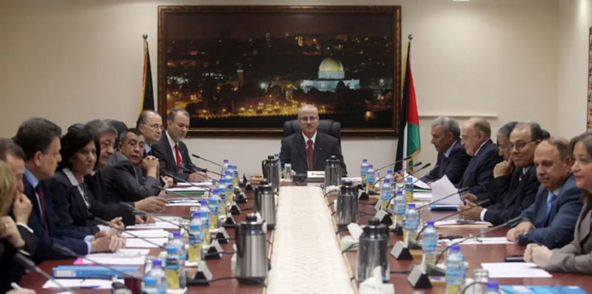 الحكومة الفلسطينية تهدد بمنع إدخال منتجات إسرائيلية للأسواق المحلية