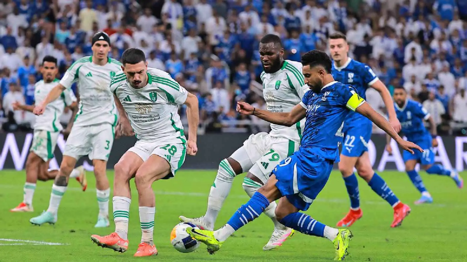 مفاجأة مدوية حول موقف لاعبي الأهلي السعودي من المشاركة في السوبر