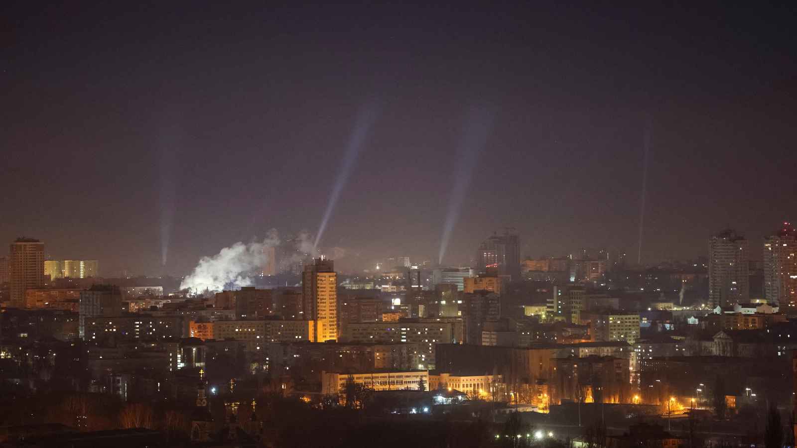 خلف حرائق وإصابات.. هجوم روسي على كييف بالمُسيرات