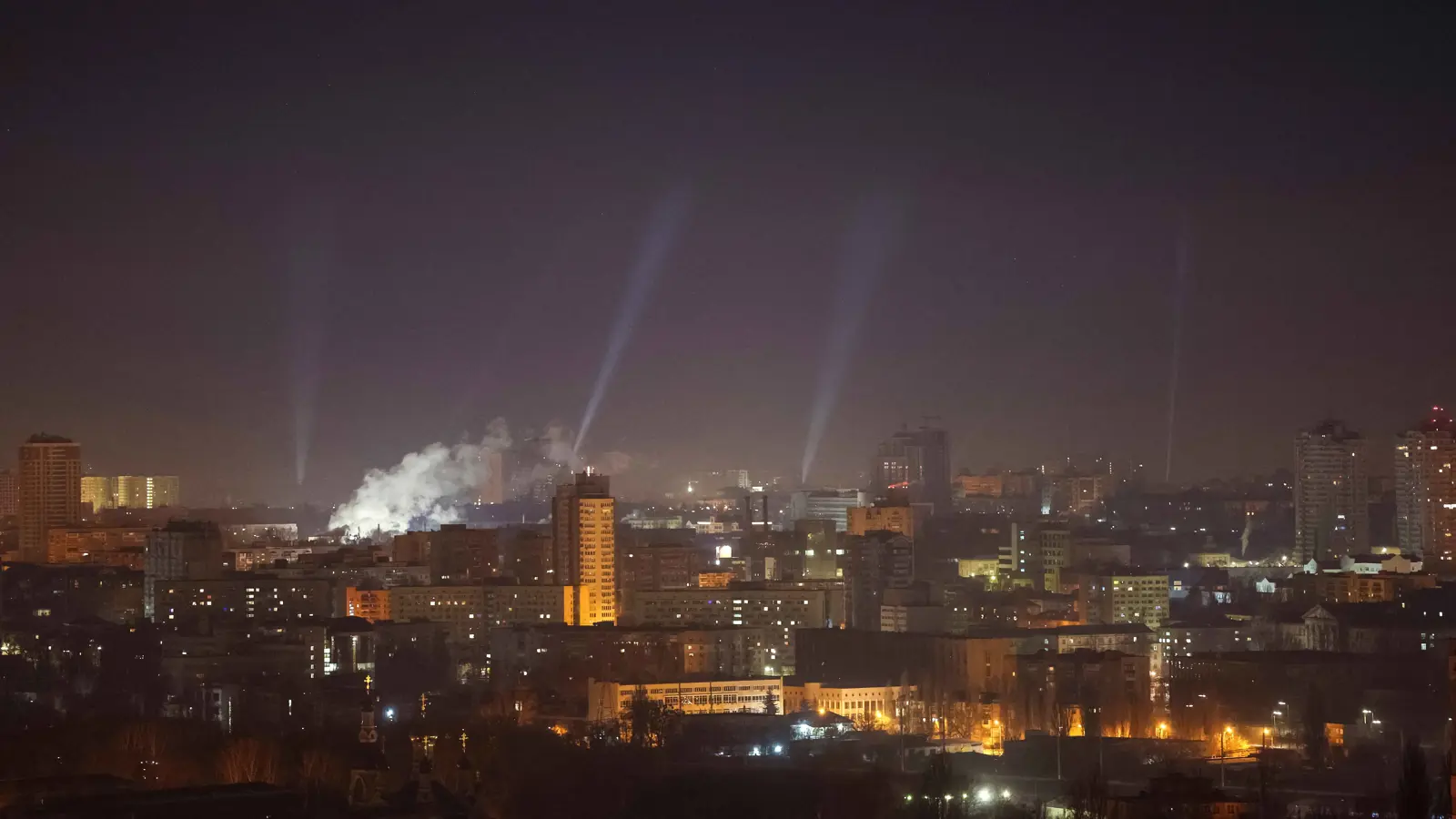 خلف حرائق وإصابات.. هجوم روسي على كييف بالمُسيرات