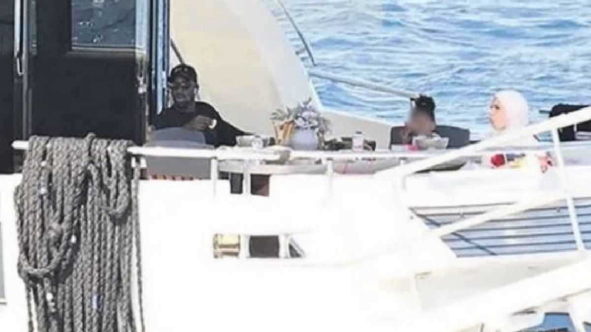 ظهور نادر لعثمان ديمبيلي وزوجته المغربية على يخت فاخر (صور)