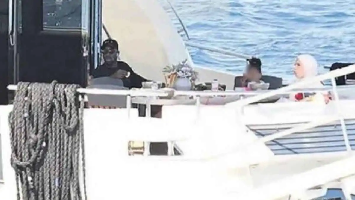 ظهور نادر لعثمان ديمبيلي وزوجته المغربية على يخت فاخر (صور)