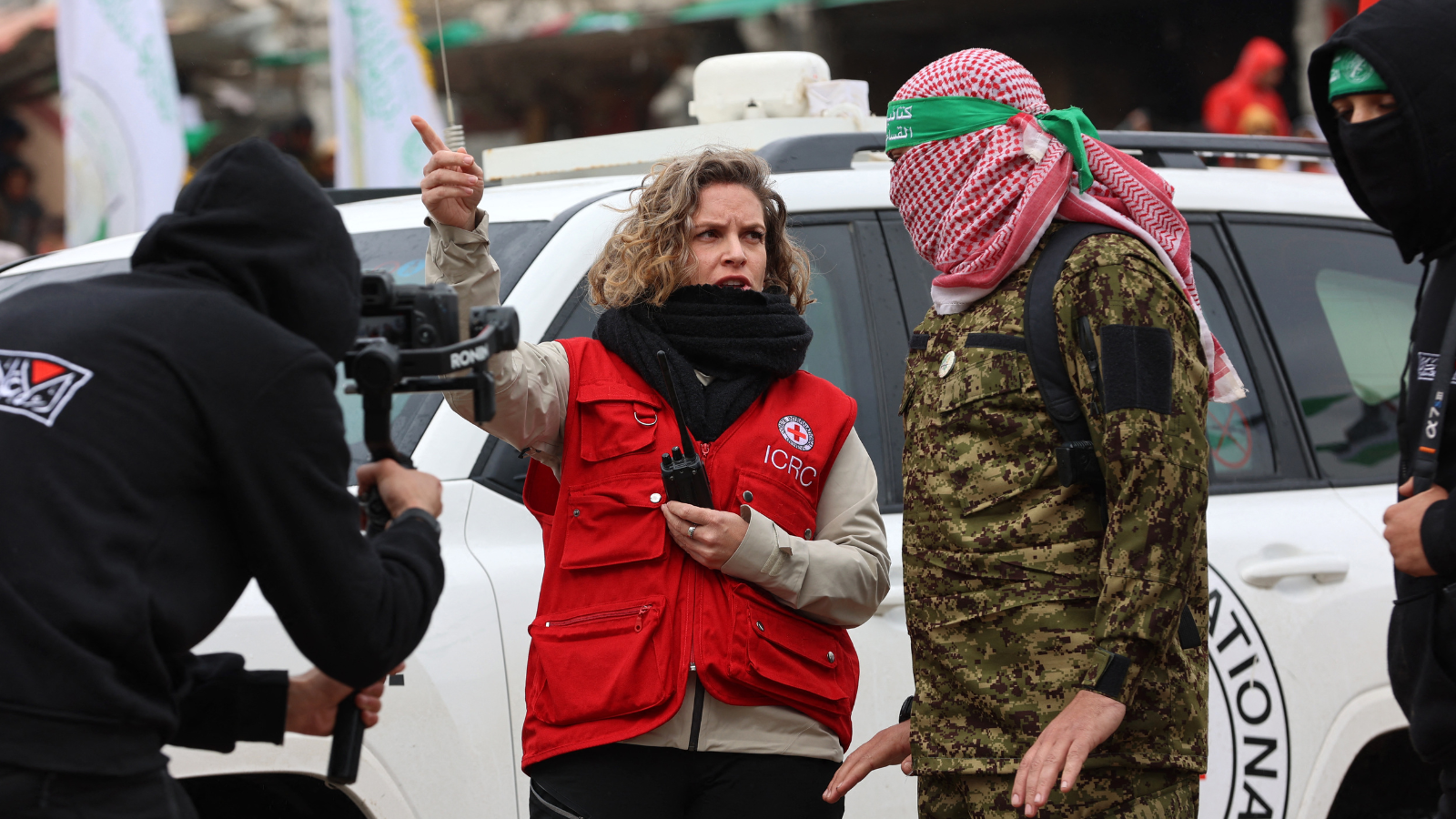 "شقراء الصليب الأحمر".. أزعجت الإسرائيليين ولفتت أنظار العالم