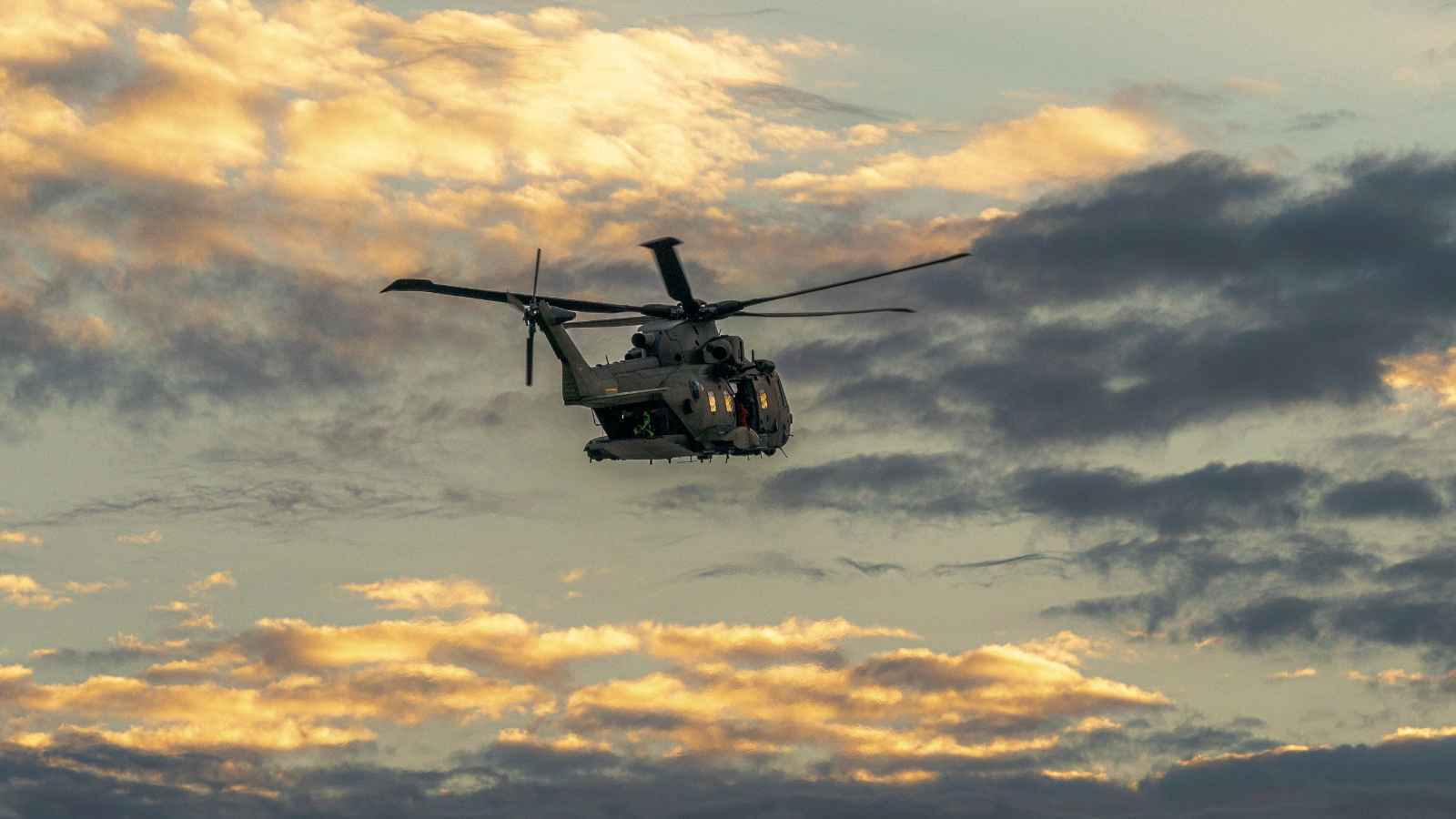 إدارة العمليات العسكرية السورية تطارد فلول الأسد من السماء (فيديو)