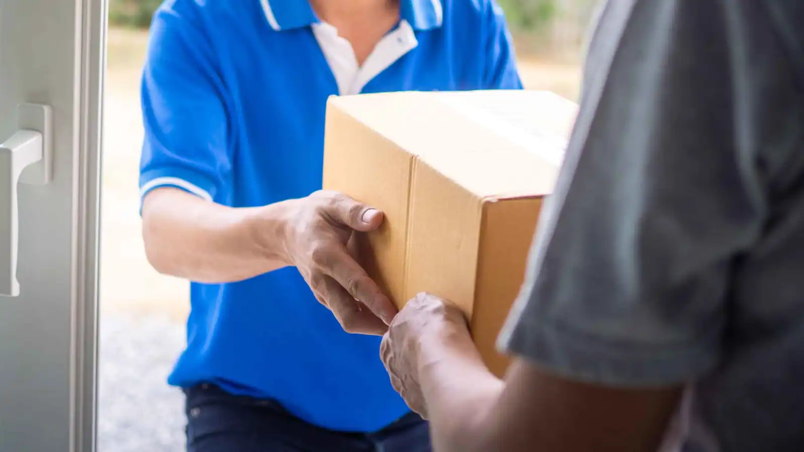 سرقة غير متوقعة.. كشف حيلة عامل توصيل للاحتفاظ بآيفون