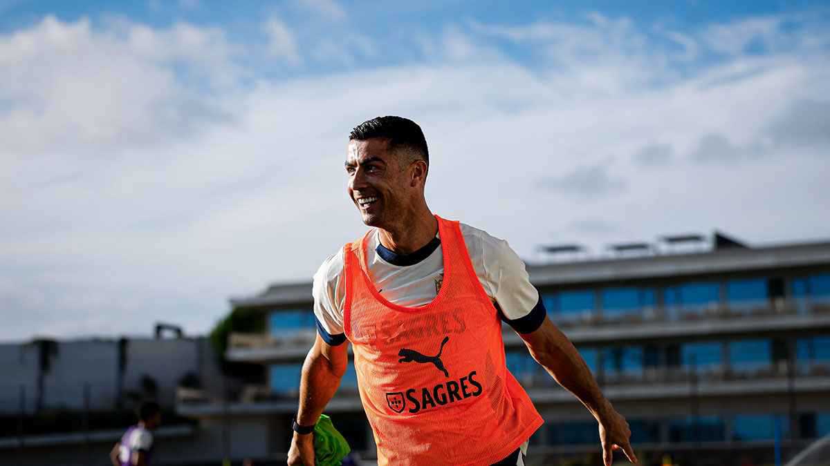 كريستيانو رونالدو يدفع مشجعا بقوة قبل تدريبات منتخب البرتغال (فيديو)