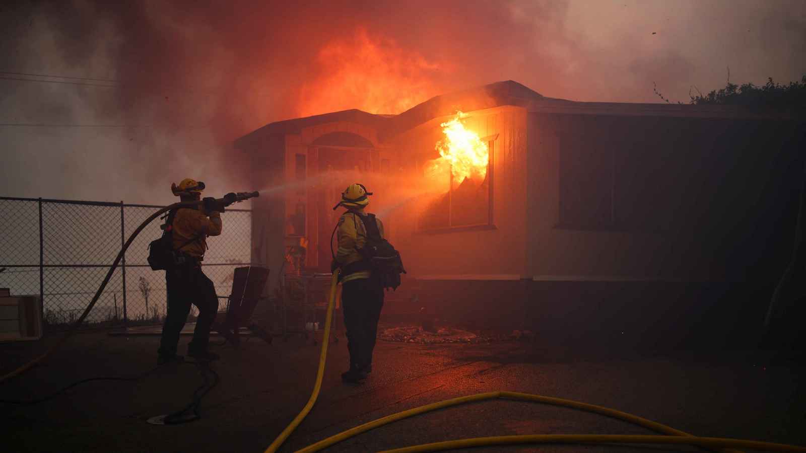 إخلاء "حي للمشاهير" في لوس أنجلس بسبب حريق هائل (فيديو)