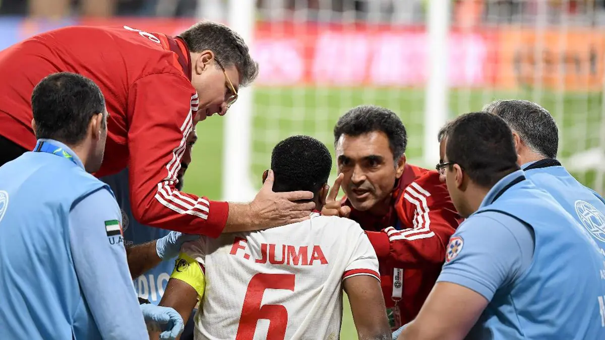 مباراة الإمارات وأستراليا.. فارس جمعة يتحدى الإصابة الخطيرة ويرفض الخروج (فيديو)