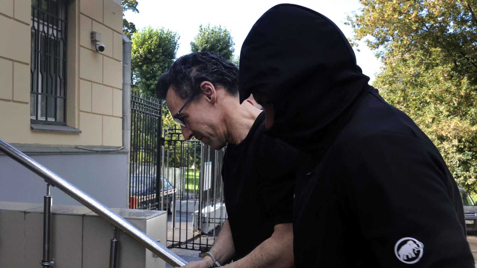 عالم أم جاسوس؟.. لوران فيناتييه معتقل يؤجج التوتر بين باريس وموسكو