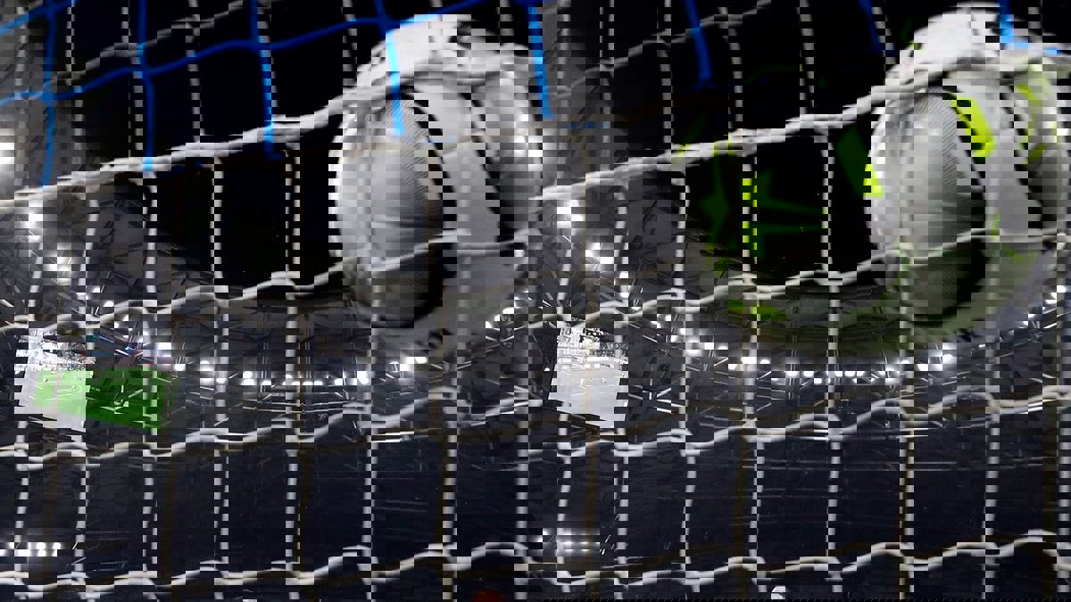 حارس يسجل في مرماه بطريقة غريبة في الدوري المغربي (فيديو)