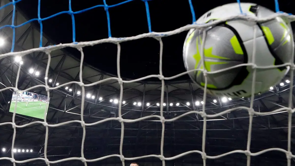 حارس يسجل في مرماه بطريقة غريبة في الدوري المغربي (فيديو)