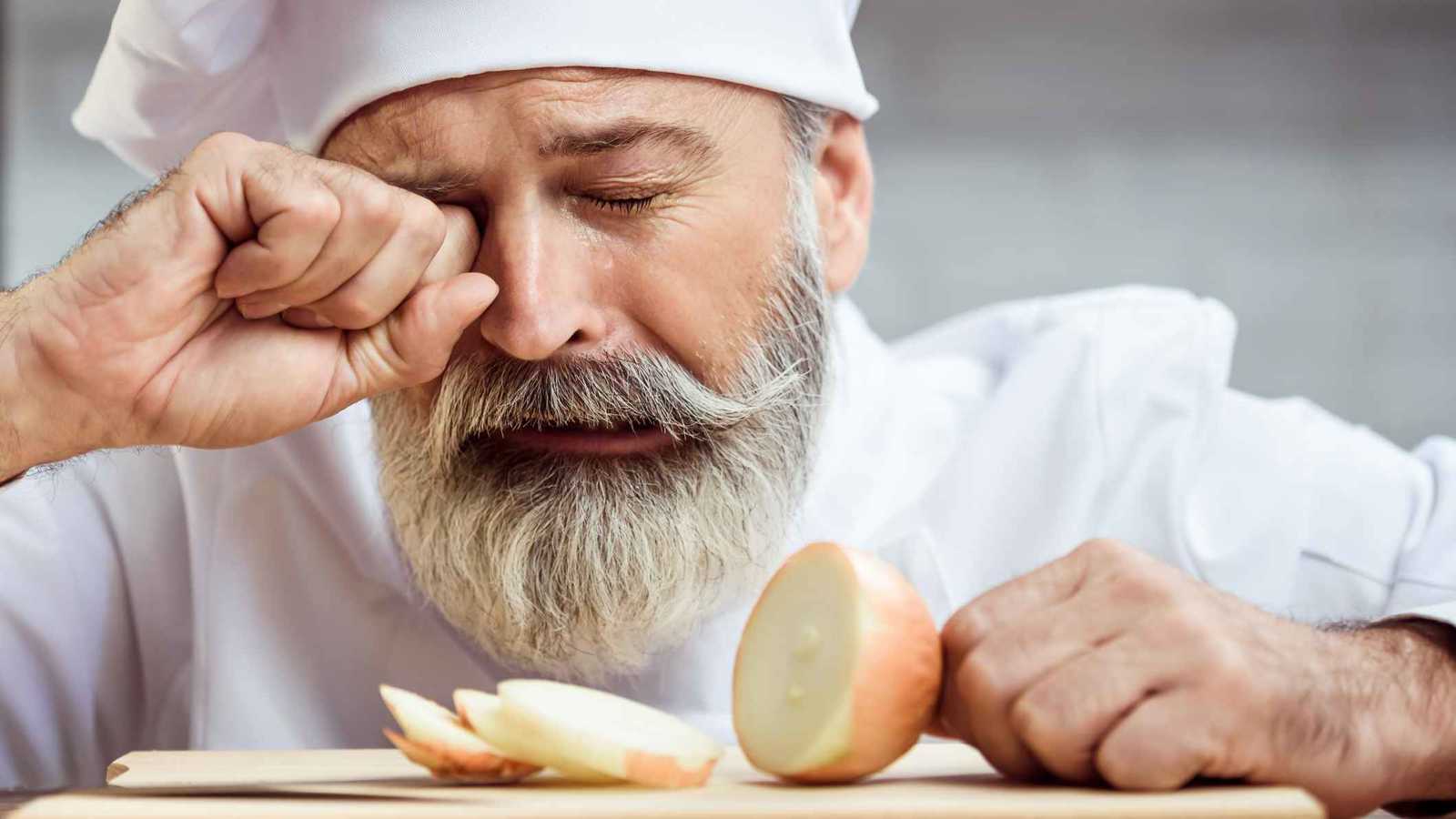 طاهٍ محترف يكشف سر تقطيع البصل دون دموع