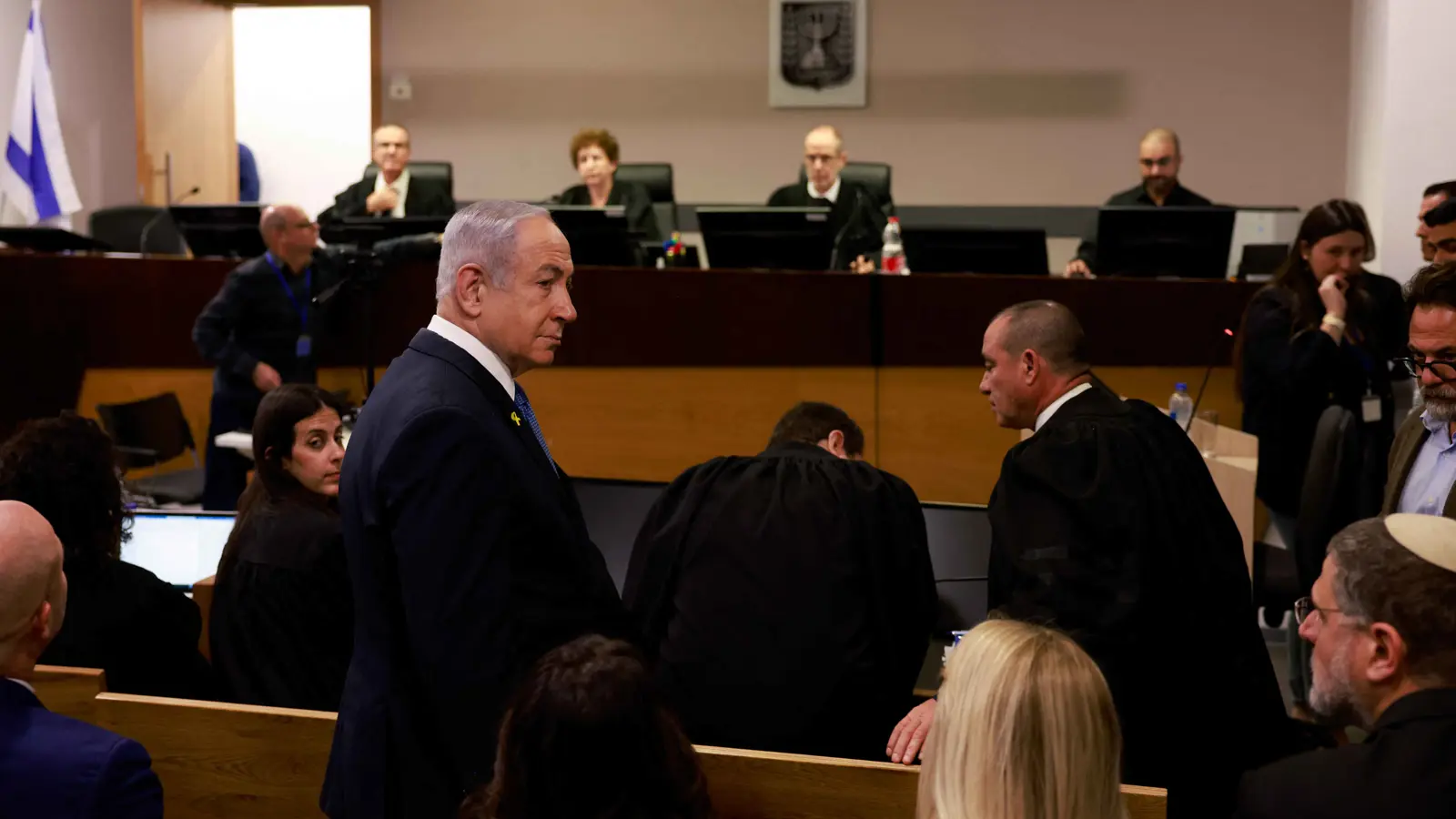 "لحظة تاريخية".. نتنياهو يصل المحكمة للمثول أمام القضاء (فيديو وصور)