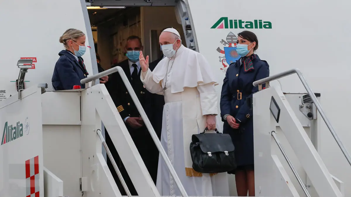 يصر على حملها بيده.. ماذا في حقيبة البابا فرانسيس؟