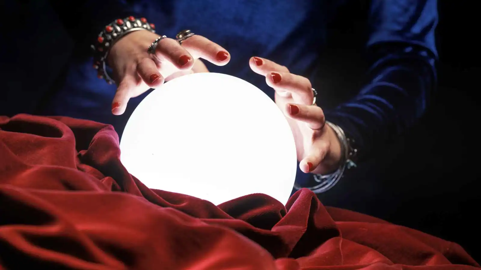 امرأة تتهم زوجها بالخيانة بعد استشارة عرافة "أونلاين"