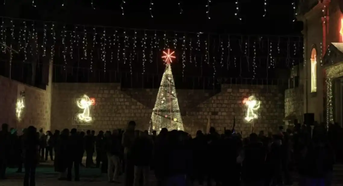 من حفل إضاءة الشجرة