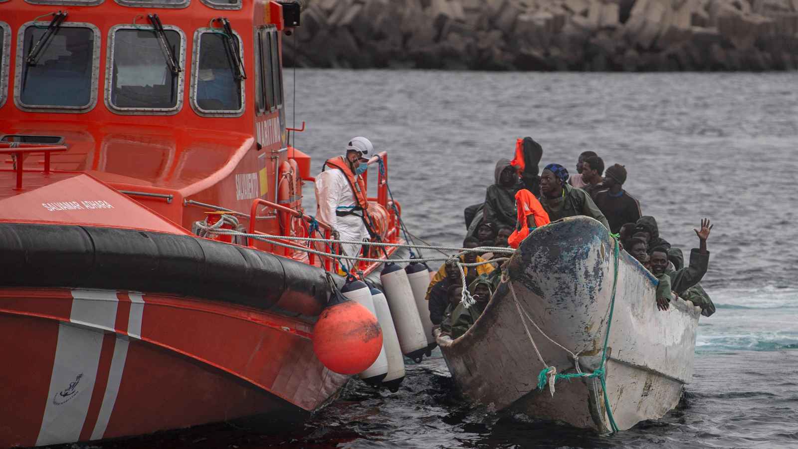 بينهم حالات حرجة.. إنقاذ قارب تائه في البحر يقل عشرات الأفارقة