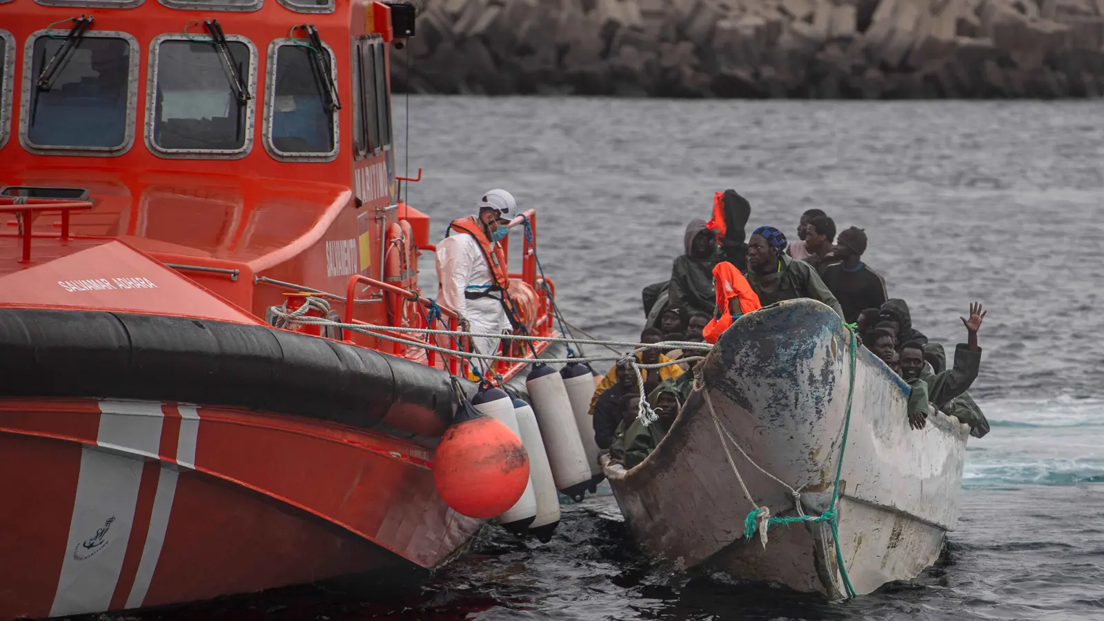 بينهم حالات حرجة.. إنقاذ قارب تائه في البحر يقل عشرات الأفارقة