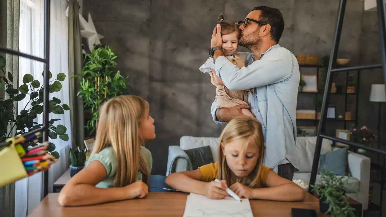 5 أخطاء شائعة عند تربية الطفل الأصغر يجب تجنبها