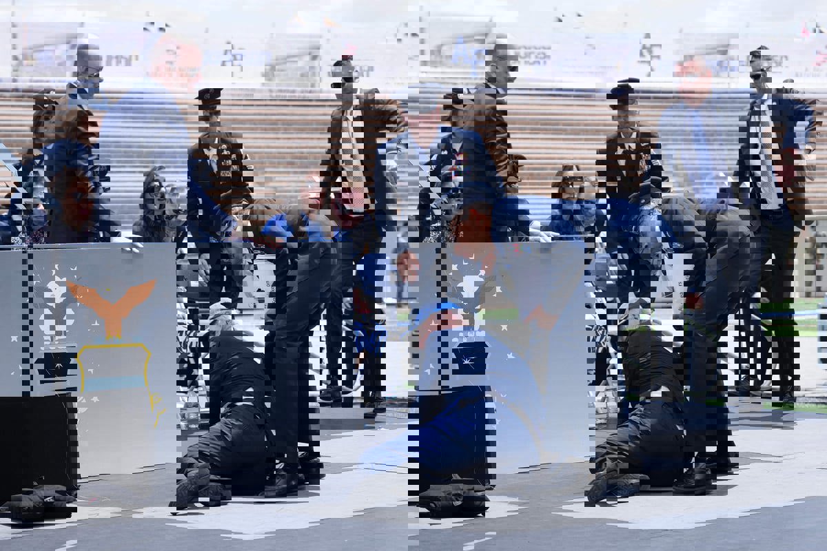 موقف محرج جديد.. بايدن يسقط أرضا (فيديو)