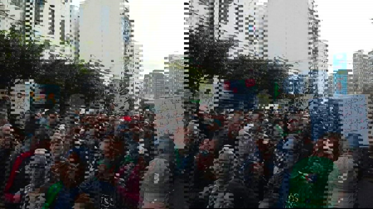 في أول جمعة بعد رحيل قايد صالح.. حراكيو الجزائر يطالبون بتعزيز الوحدة الوطنية (صور)