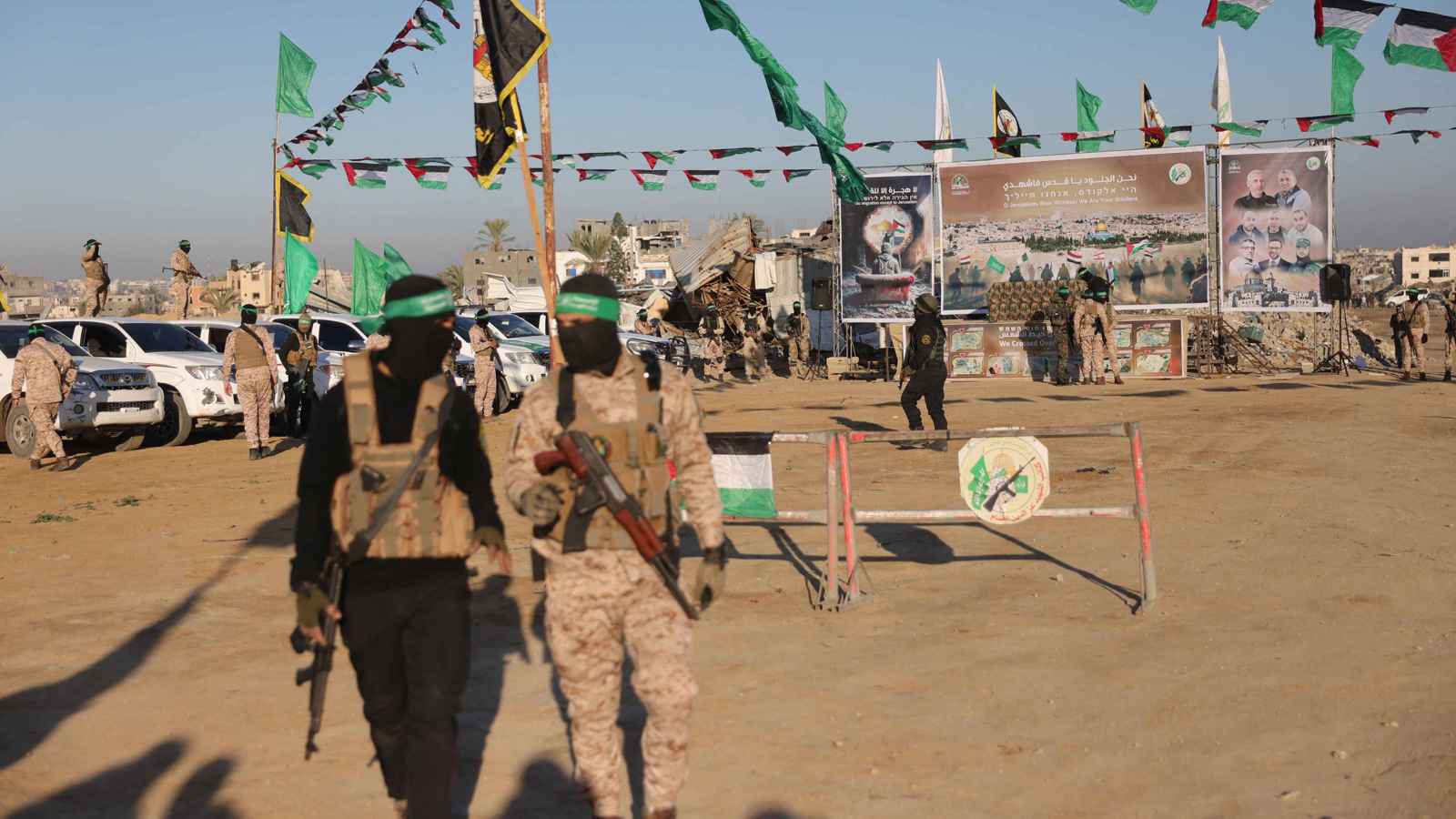 "لا هجرة إلا للقدس".. رسائل "حماس" في موقع تسليم الرهائن بغزة (فيديو)