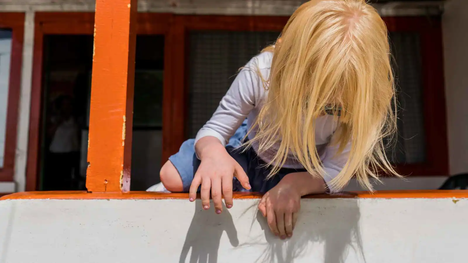 مشهد يحبس الأنفاس.. طفلة تتعلق بحافة شرفة منزلها في مصر (فيديو)